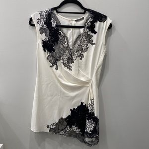 Natori sleveless lace crepe top in size 4